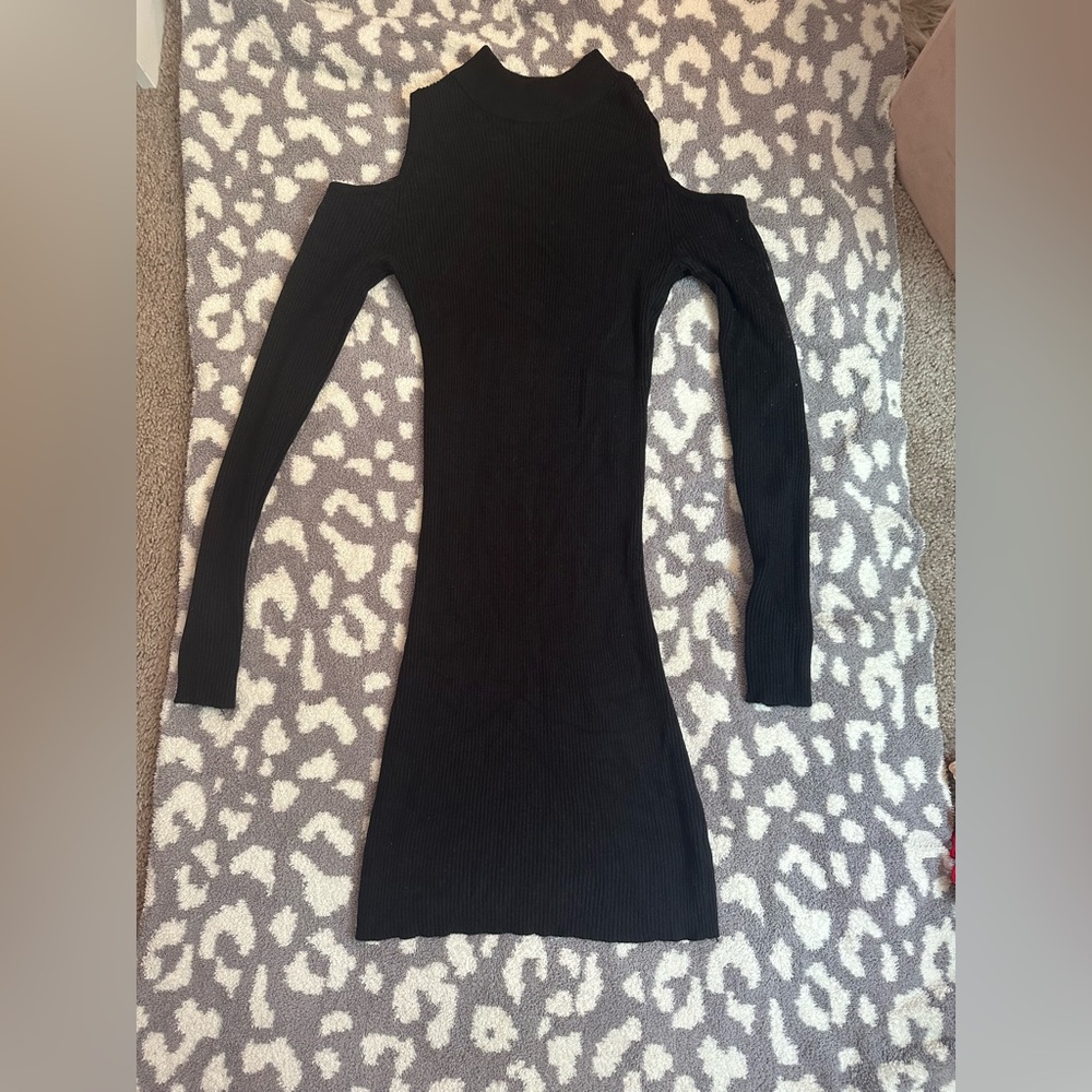Black right dress. Sweater material, shoulder cut outs.